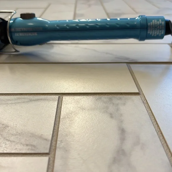 BaBylissPRO Nano Titanium 1½” Spring Curling Iron - Picture 5 of 10